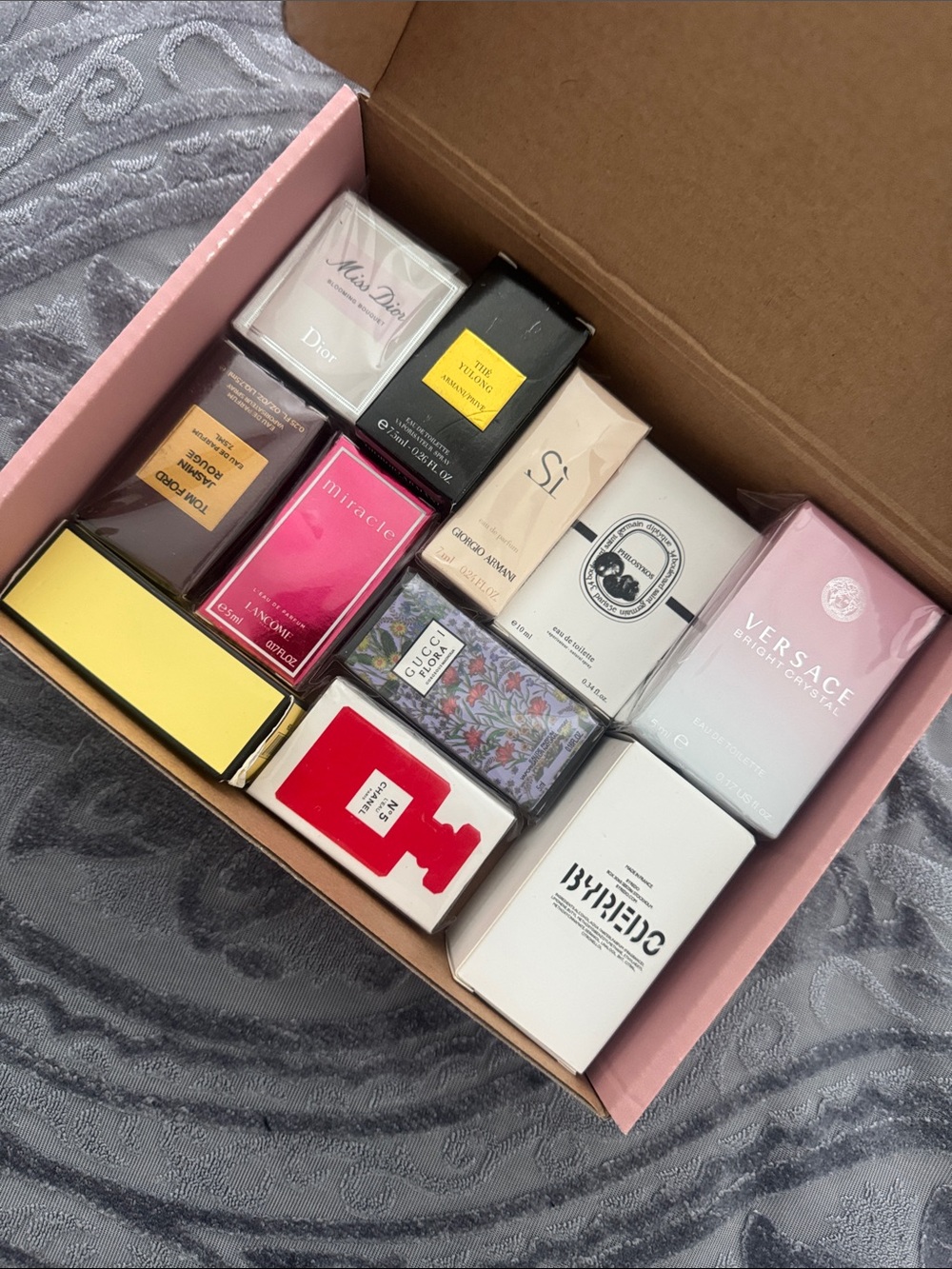 This box contain 12 mini perfume travel size - Picture 2 of 3